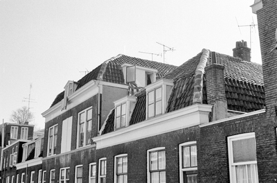 73724 Gezicht op de bovenzijde van de voorgevels van de huizen Wilgstraat 1 (rechts) -hoger te Utrecht.